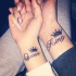 Tatuajes para pareja enamorada en las muñecas, coronas y inscripciones rey y reina