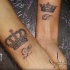 Tatuajes de coronas con letra en las muñecas