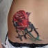 Tatuaggio sulla pancia la rosa & la croce