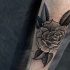 Tatuaggio carino sul braccio la rosa
