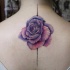 Tatuaggio sulla schiena la rosa viola