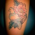 Tatuaje en el brazo, paloma azul, flor rosa