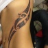 Tatuaje en el costado, patrón tribal elegante
