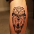 Tatuaje en la pierna, lechuza estilizada hermosa