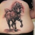 Tatuaje de caballo mustang en la espalda baja