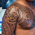 sacro polinesiano tatuaggio sulla spalla
