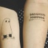 dolce e triste fantasma con frecca tatuaggio su due braccia