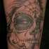 Tatuaje  de mujer santa muerte, color gris