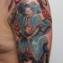 Tatuaje en el brazo, samurái en el traje azul
