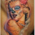 Tatuaje en el costado, imagen de marilyn monroe en estilo de la santa muerte