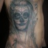Tatuaje en las costillas, la santa muerte de tinta negra