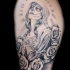 Tatuaggio sul braccio Santa Morte con le rose