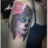 Tatuaje en el brazo, santa muerte con flor en el cabello