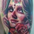 Tatuaggio colorato sulla gamba Santa Morte con la rosa rossa