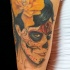 Tatuaggio carino sul braccio Santa Morte con il fiore giallo