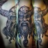 Tatuaje  de vikingo en casco con cuernos