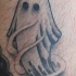 Tatuaje  de fantasma chiquito  bonito en la pierna