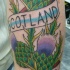 fiori cardi scozzese con scritto scotland forever tatuaggio su braccio