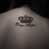 scrittura e corona di re tatuaggio sulla schiena
