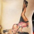 Tatuaje en el costado,  rubia pin up seductora detallada