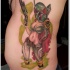 sexy ragazza pin up armata tatuaggio su costolette