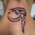 Tatuaje en el cuello,  ojo de Horus lindo estilizado, estilo tribal