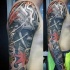 Tatuaje en el brazo,
samurái gris con hojas rojas