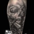 Tatuaje de cráneo fascinante en la pierna
