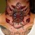 bella ruota di nave con ancora tatuaggio colorato su collo
