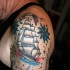 Tatuaje en la manga con nave y estrellas