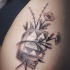Tatuaje en el hombro,
libro grueso con flores marchitas