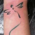 Silhouette einer Libelle Tattoo am Handgelenk