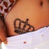 semplice carina corona tatuaggio sulla pancia