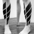 Tatuajes en las piernas, ornamento espectacular negro