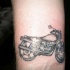 Tatuaje en la muñeca, motocicleta simple