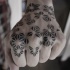 semplice nero e bianco fiori geometrici modello tatuaggio su mano