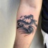 Tatuaje de  olas únicas  en el antebrazo, colores negro blanco