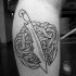 semplice bianco e nero coltello e corda tatuaggio su gamba