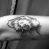 semplice nero e bianco nuvola di fulmine tatuaggio su braccio