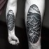 semplice nero e bianco montagna  tatuaggio su braccio