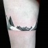 Tatuaje en la pierna, montañas únicas de colores negro blanco