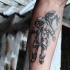 semplice nero e bianco astronauta con pianeta tatuaggio su braccio
