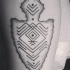 Tatuaje en el brazo, punta de flecha simple ornamentada