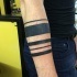 Tatuaje de brazo de tinta negra simple de diferentes líneas rectas
