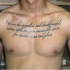 Tatuaje en el pecho,  inscripción en Inglés, letra linda cursiva