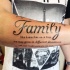 Tatuaje en el antebrazo, palabra grande familia y inscripción de letra pequeña