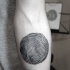 semplice inchiostro nero impronta dito tatuaggio su braccio
