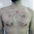 Einfaches schwarzes geometrisches Tattoo an der Brust