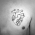 semplice inchiostro nero cuore tatuaggio su petto
