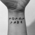 Tatuaje en la muñeca, inscripción secreta, tinta negra